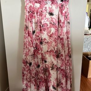 Beautiful flowing long 43-44 inch skirt from Chicwish. Medium fits like small